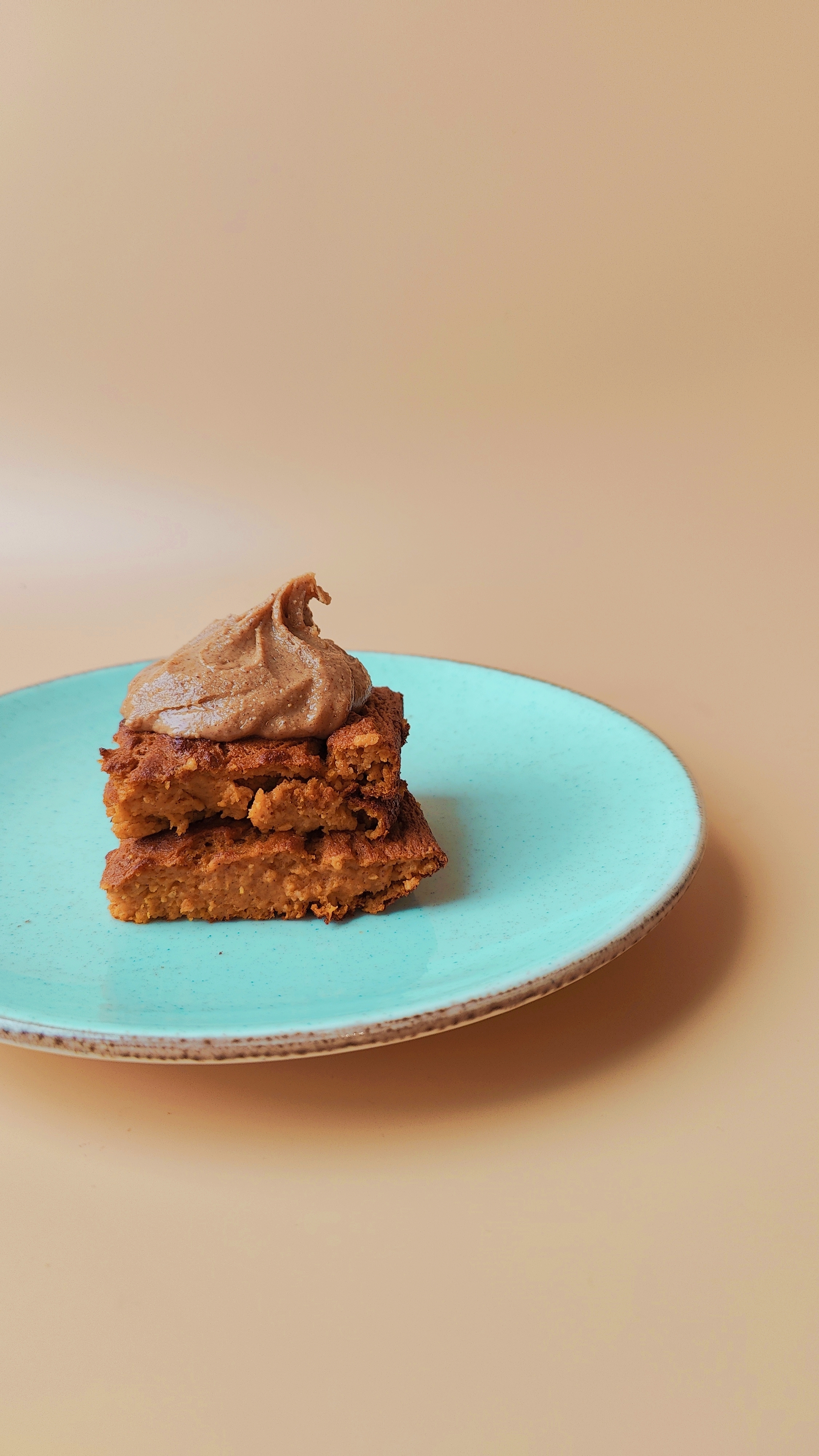 Hapklaaradvies - Wortelgebak met pindakaas topping