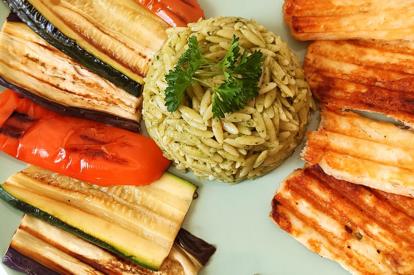 Gegrilde vegetarische schotel met orzo en halloumi