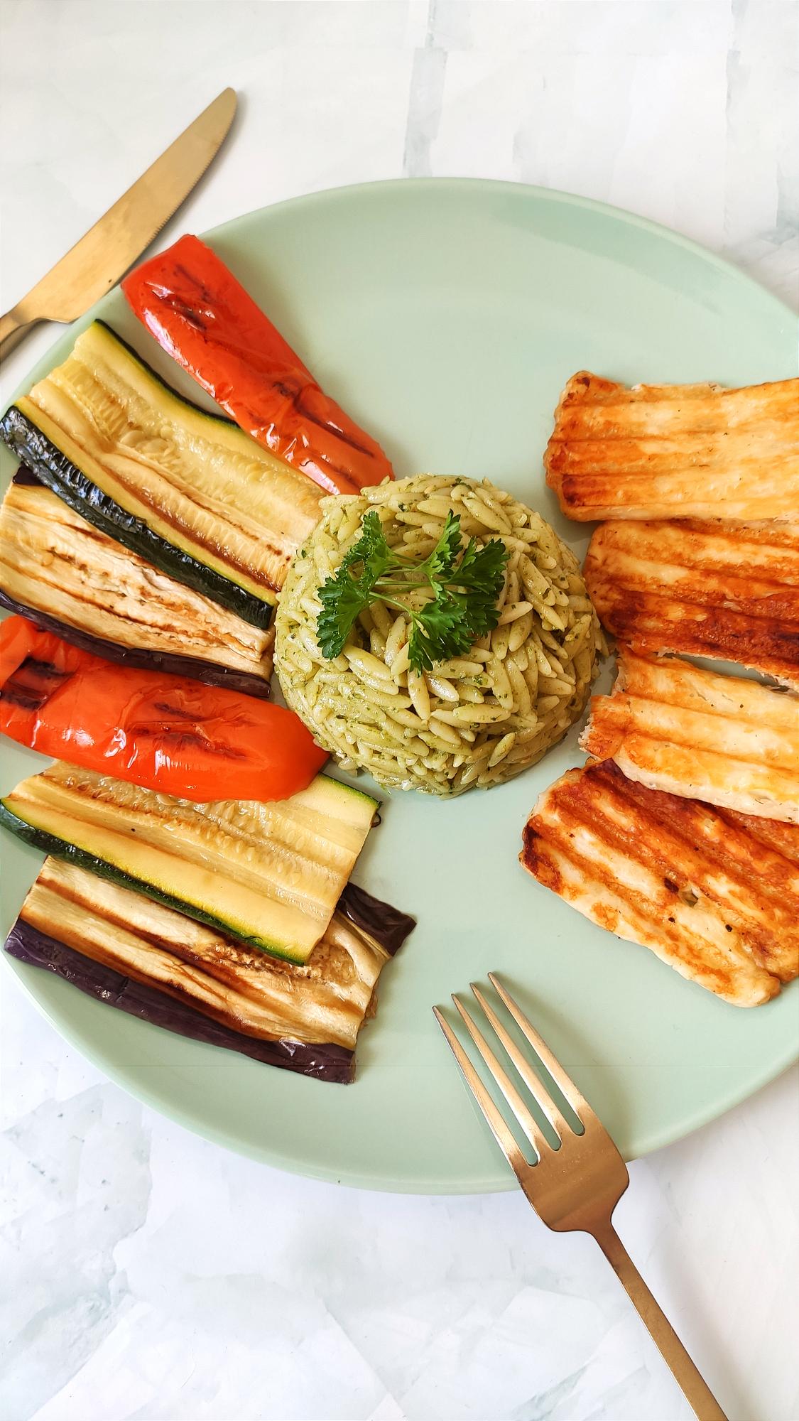Hapklaaradvies - Gegrilde vegetarische schotel met orzo en halloumi