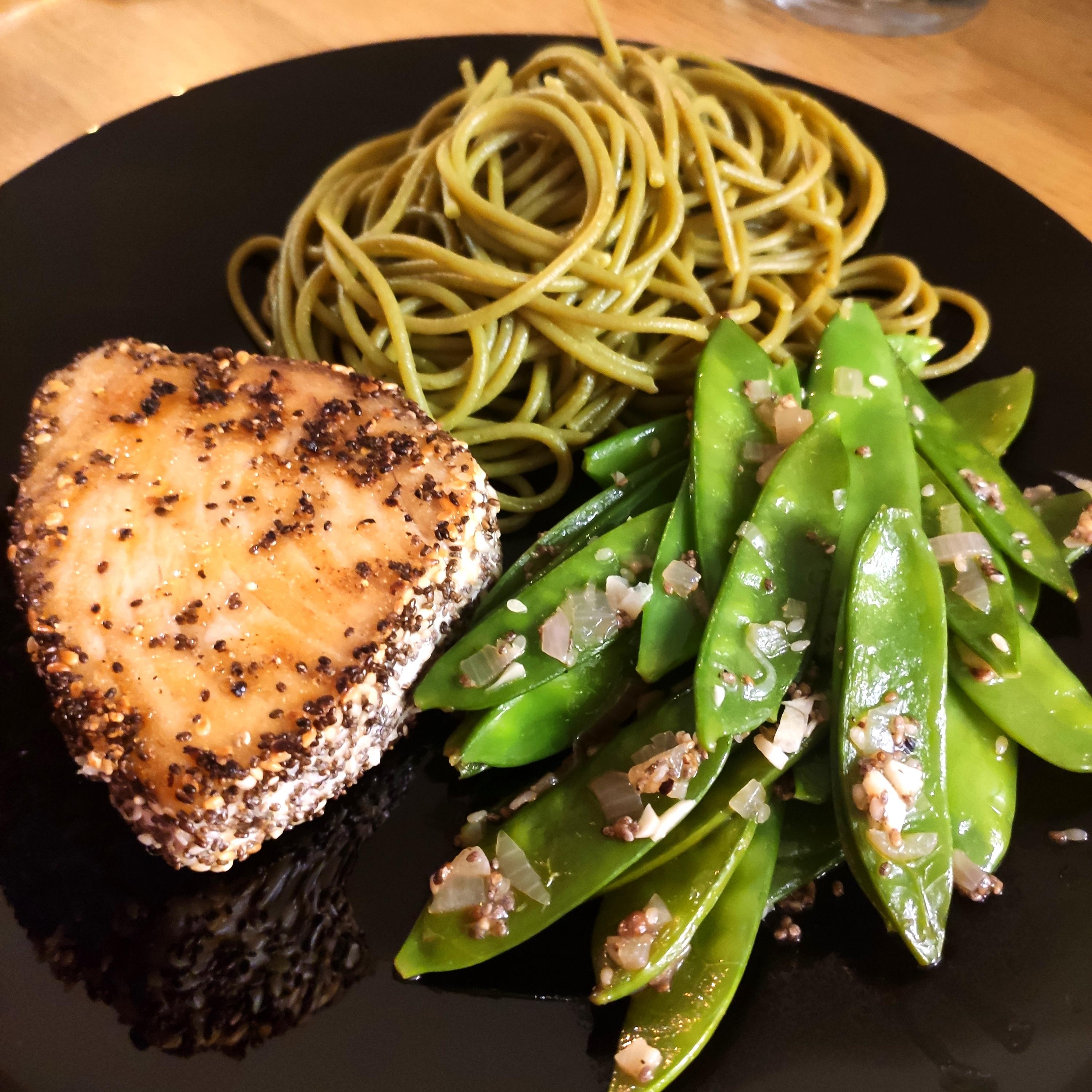 Hapklaaradvies - Tonijnsteak met sesamkorstje en spinazie spaghetti 