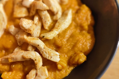 Pasta in pittige butternutcrème met kippenreepjes