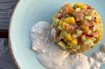 Tartaar van gerookte zalm, mango en avocado met blauwe kaas dressing