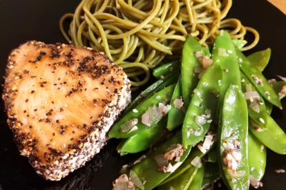 Tonijnsteak met sesamkorstje en spinazie spaghetti