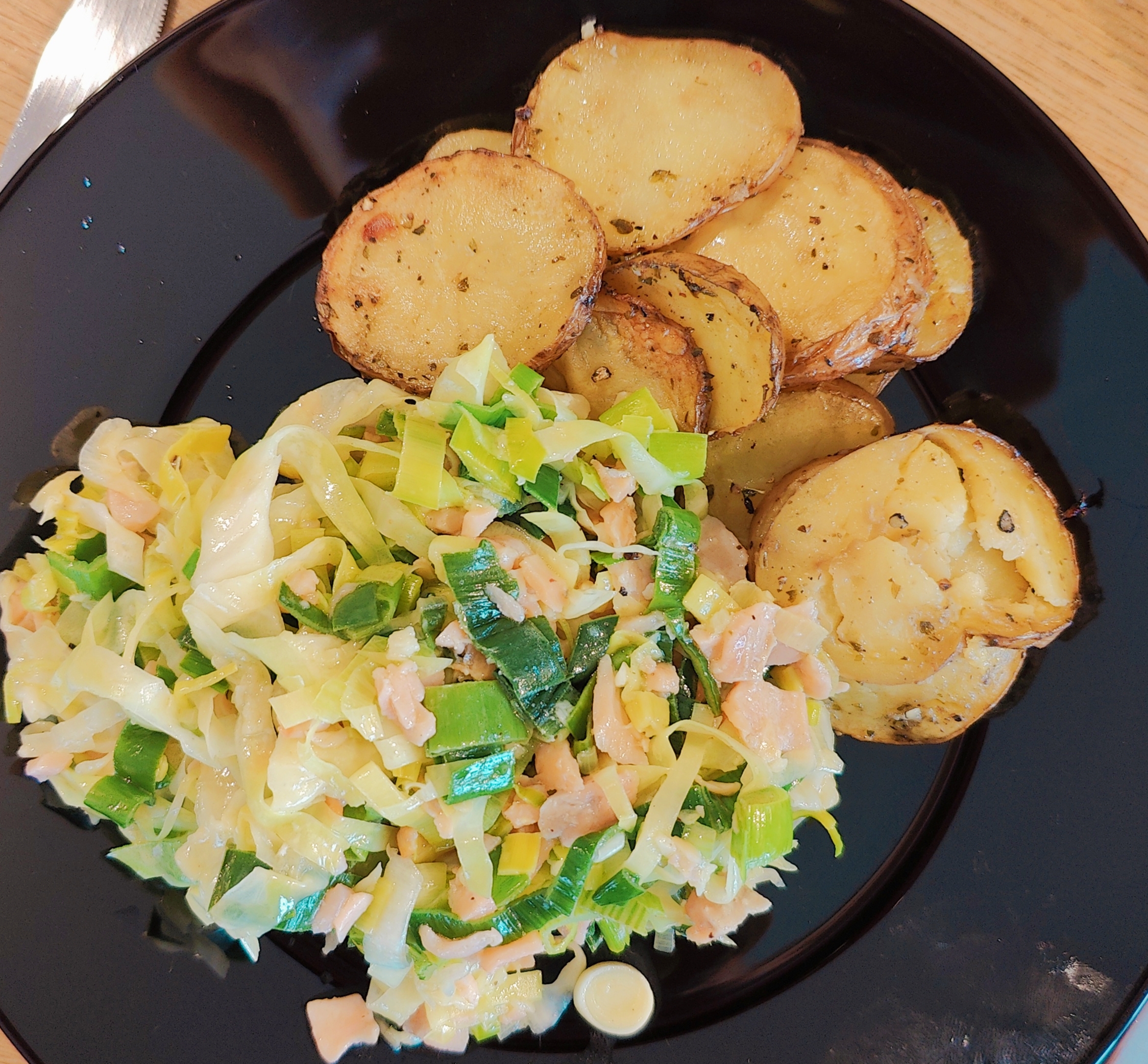 Hapklaaradvies - Prei met warm gerookte zalm en aardappelen uit de oven 