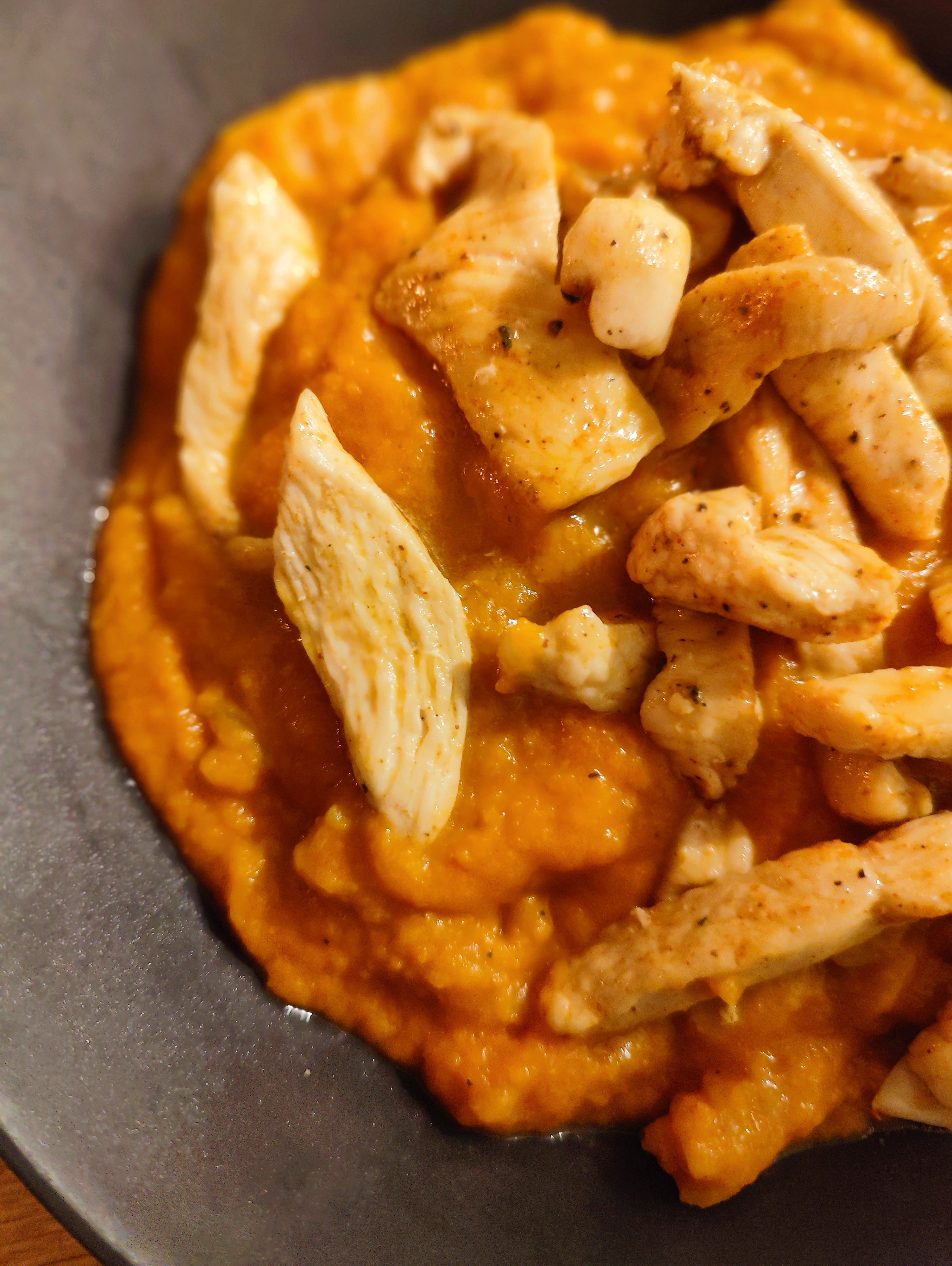 Hapklaaradvies - Pasta in pittige butternutcrème met kippenreepjes